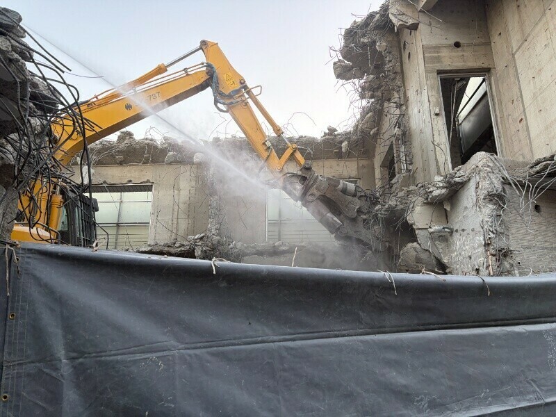 RC造解体中の散水様子